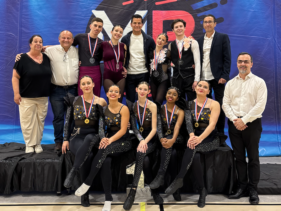 ✨ Résultats compétition fédérale & élite ✨
De beaux résultats lors de la compétition fédérale et élite à Mions 🤍Un grand merci également à la mairie (@ville_de_mions_officiel @mickael_paccaud ), aux officiels, à la Fédération (@ffdanse_rock_da @ff.danse ), aux comités départemental (@ffdanse.cdd.rml ) et régional (@ffd.cr.aura ), au Grand Lyon(@grandlyon ) et La Région AURA (@region_auvergnerhonealpes )ainsi qu’à tous les bénévoles, notre partenaire Burger King (@maxence_chevillard )et nos autres partenaires, coachs et au public pour cette magnifique compétition ! 🙏✨